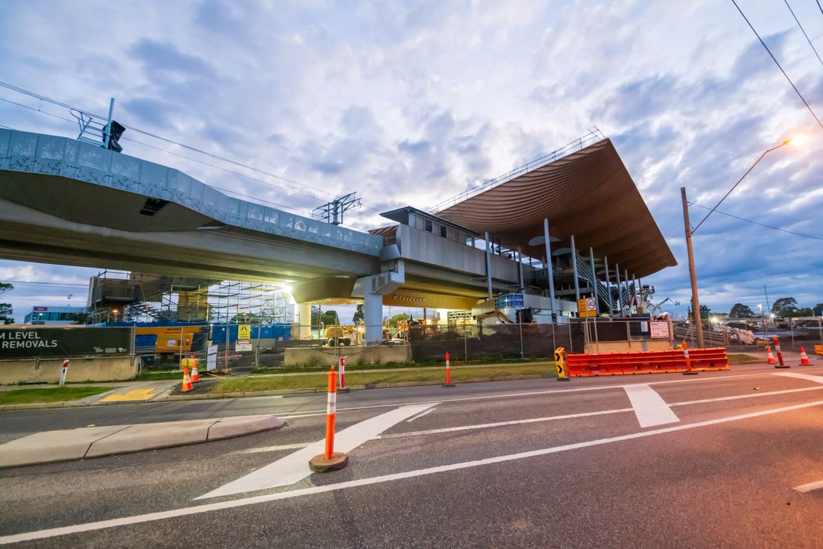 💨 Setting the pace at Pakenham! 🚆 3 sets of boom gates will be gone, and 2 new stations will open in Pakenham this June! 🏗️ Buses will replace trains on sections of the Pakenham Line from 9pm, Friday 17 May to early June. 👀 Read more: bit.ly/3UsWil5