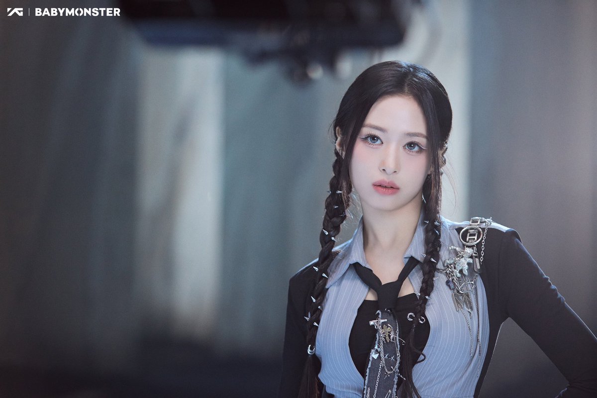 forbabymonster's tweet photo. #BABYMONSTER 'SHEESH' Behind The Scene from Weverse. (1/2)

@YGBABYMONSTER_ #베이비몬스터 https://t.co/7VIhmReyQc