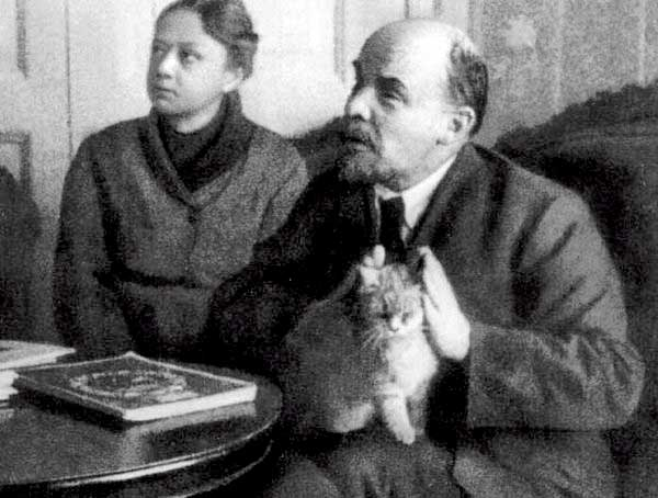 GandPofficial's tweet photo. Happy 154th birthday to comrade Lenin, he continues to walk our world. https://t.co/W1uEKnpV05