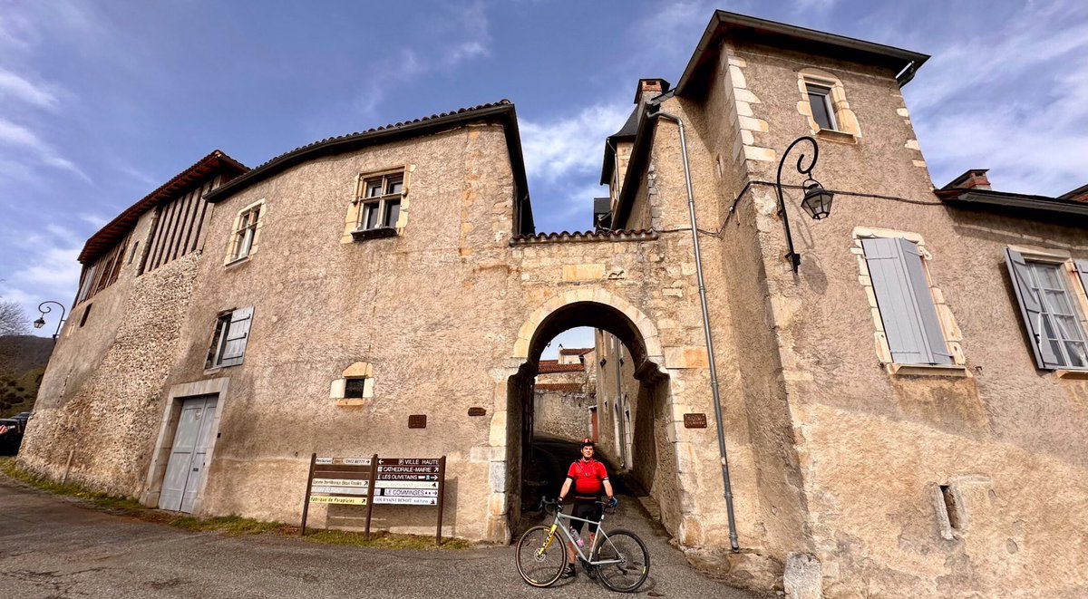 Saint-Bertrand-de-Comminges, Alto Garona, Pirineo francés Dicen que es uno de los 10 pueblos mas hermosos de Francia. Pues….no conozco todos los demás, pero doy Fe que este es encantador 👌 Camino De Santiago al Sobrarbe 👉 carrerasdemontana.com/2024/03/31/cam…