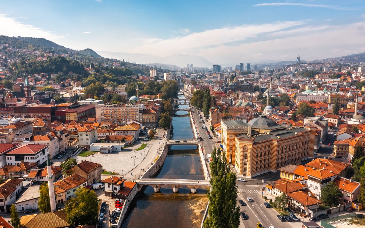 Good to be in Bosnia and Herzegovina today to meet with a range of interlocutors to discuss 🇧🇦's 🇪🇺#EU path. The opening of accession negotiations with 🇧🇦 is a historic opportunity. We're now in a decisive moment to build on the momentum by taking the needed steps forward.