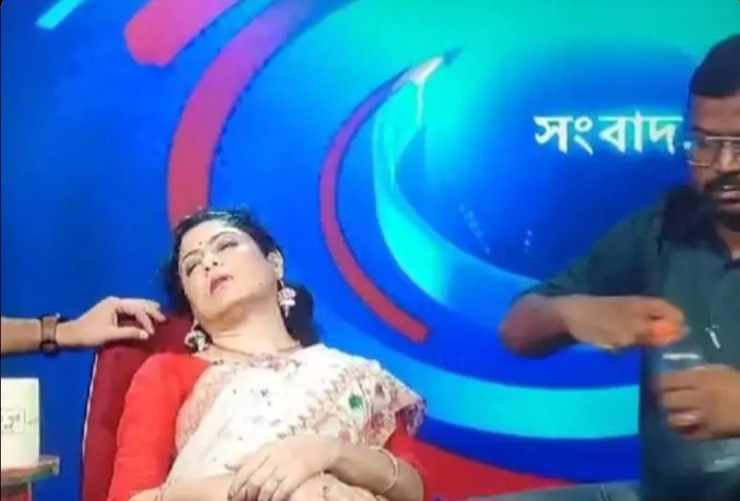 Doordarshan Anchor Lopamudra Sinha fainted on live TV after Doordarshan saffronised it's logo

The BP of the anchor dropped drastically during broadcast due to emotion.

She was pained to see no jobs, Hindu-Muslim hatred & everything going saffron under BJP rule.
#NoVoteToBJP