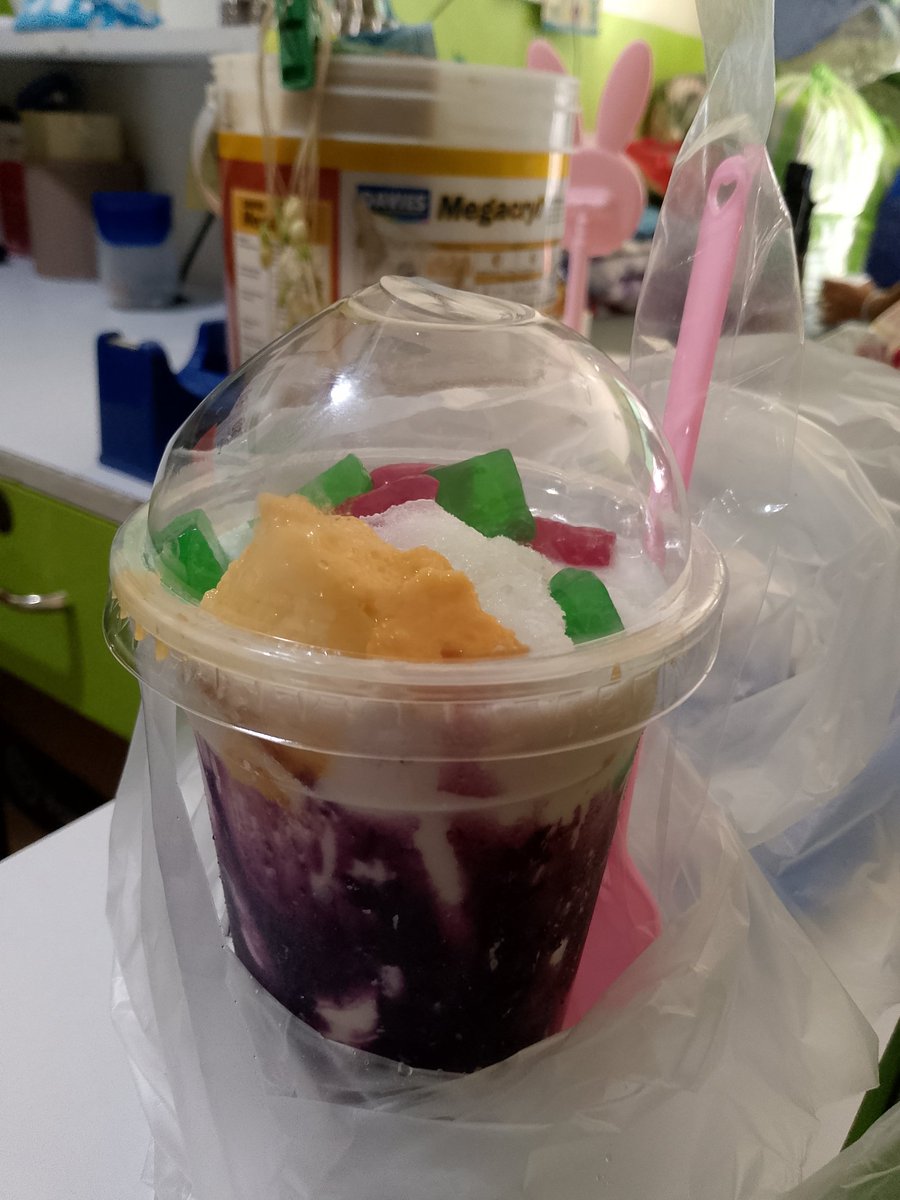 its_mariahhhhh's tweet photo. "How to beat the heat: One spoonful of colorful bliss at a time. 
#HaloHaloDelight 🌞🍧 https://t.co/6IsvL4nP2p