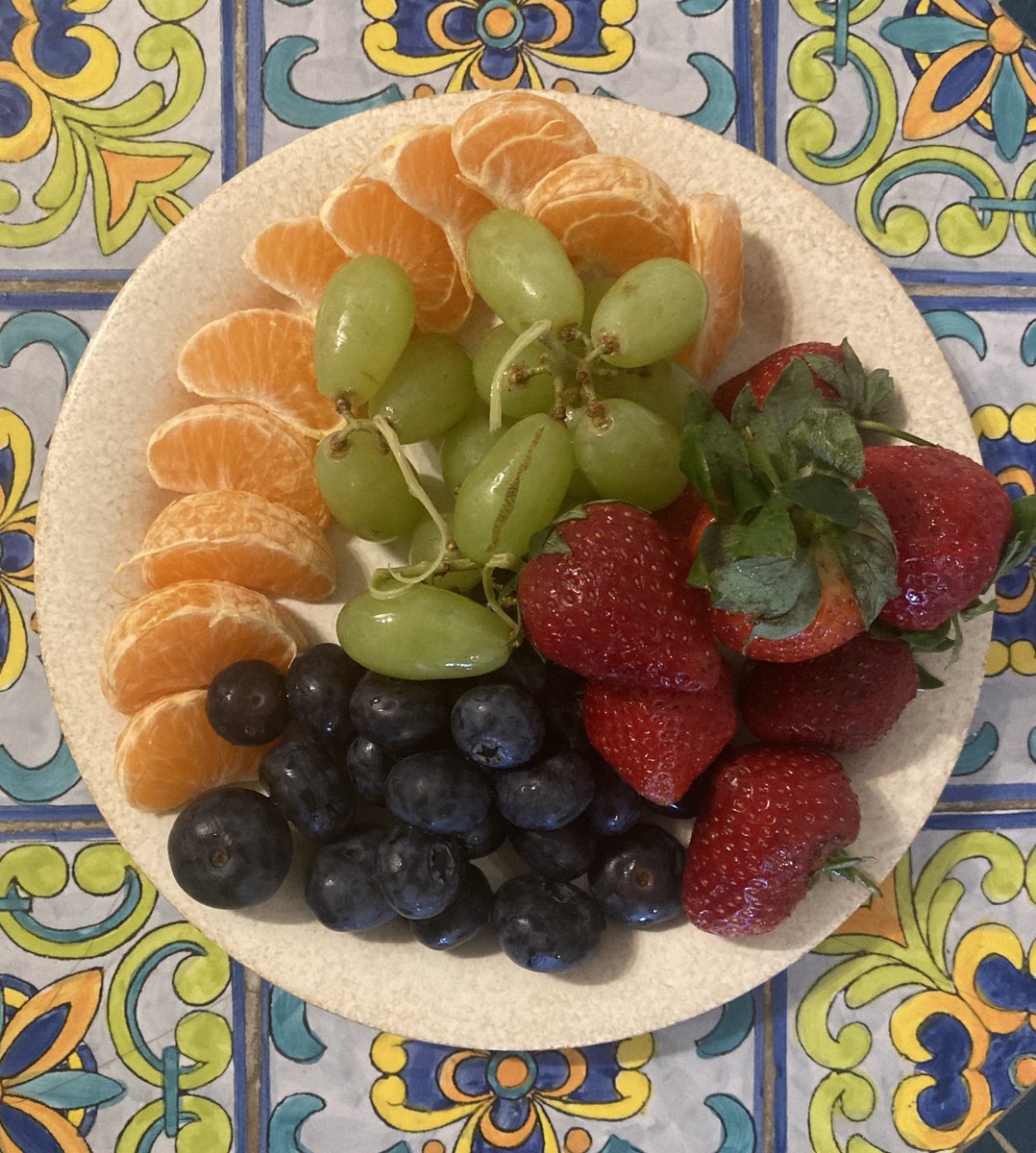 No matter what else is on the menu for breakfast, I always start with fresh fruit. Sets you up to have a good day. 🙂🌱