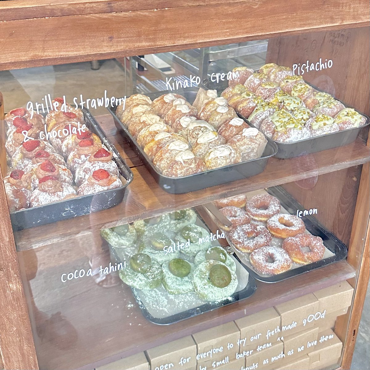 nocturnalcutie's tweet photo. donat viral di blok M yang aku antrinya hampir 2 jam kemarin.
OO donut (buka jam 2 siang setiap hari)
📍https://t.co/HAZs02guEB…

start from 12k, base donatnya pakai labu kuning......tipe donat yang airy &amp; ringan. oiya, ini masih 1 grup sama little salt bread https://t.co/Rm0jomuez4