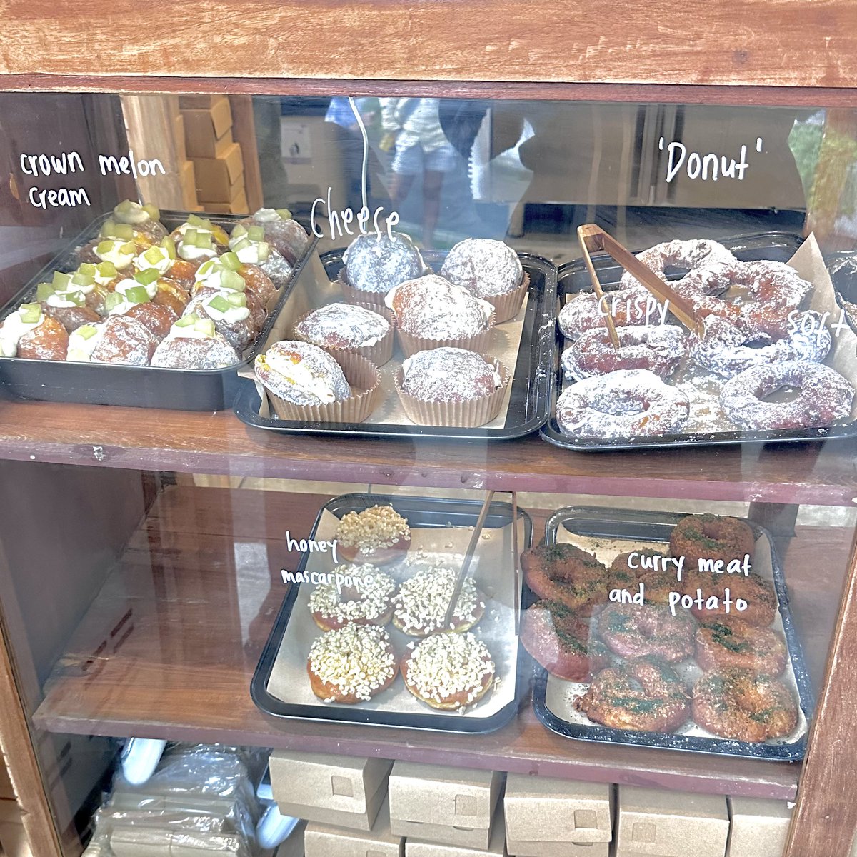 nocturnalcutie's tweet photo. donat viral di blok M yang aku antrinya hampir 2 jam kemarin.
OO donut (buka jam 2 siang setiap hari)
📍https://t.co/HAZs02guEB…

start from 12k, base donatnya pakai labu kuning......tipe donat yang airy &amp; ringan. oiya, ini masih 1 grup sama little salt bread https://t.co/Rm0jomuez4