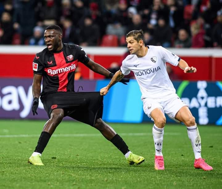 TY188's tweet image. Nah everybody dey congratulate  Victor but no be everybody sabi wetin Boni face 😳

They nearly pulled off his short but he keeps his face up 🙌
Nice one @boniface_jrn