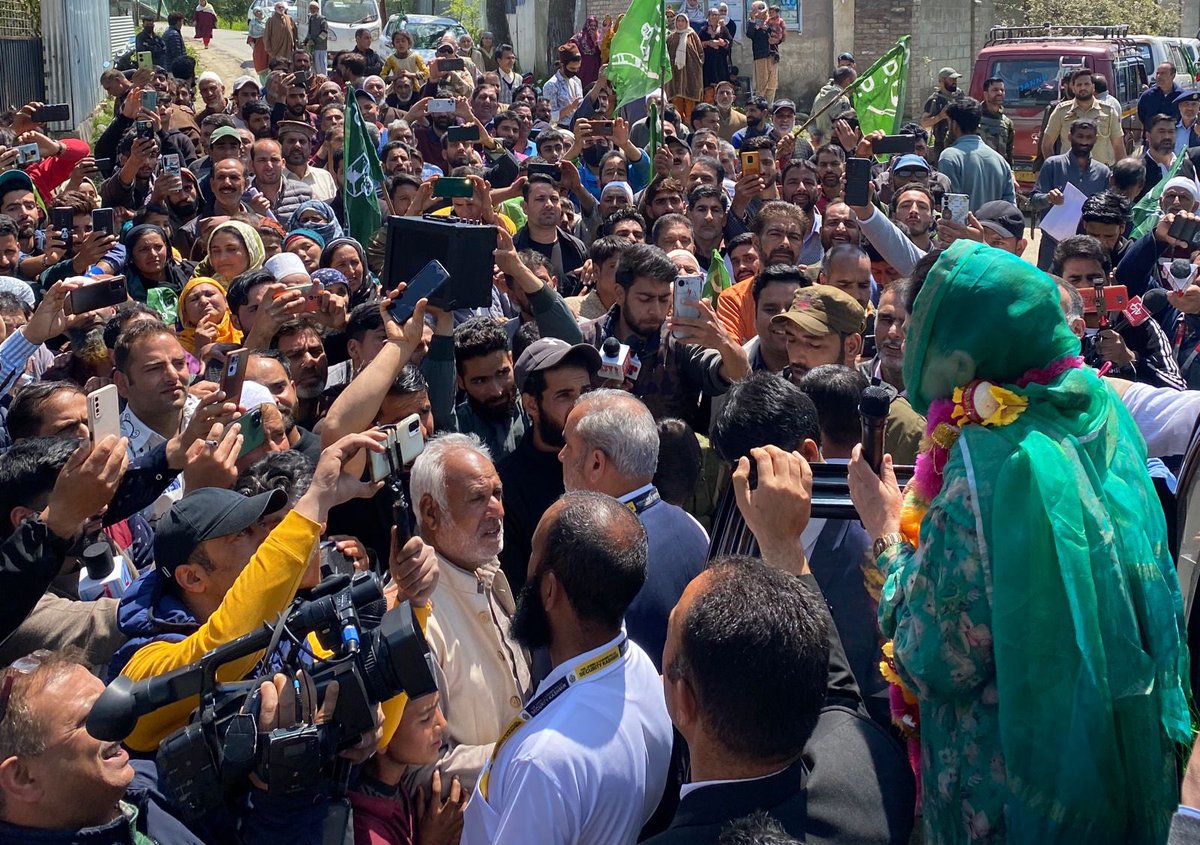 Iraade jinke pukhta hon nazar jinki Khuda par ho. Woh talatum khaiz mojon se ghabraya nahi karte At Sirhama in Bijbehara today - We forge ahead