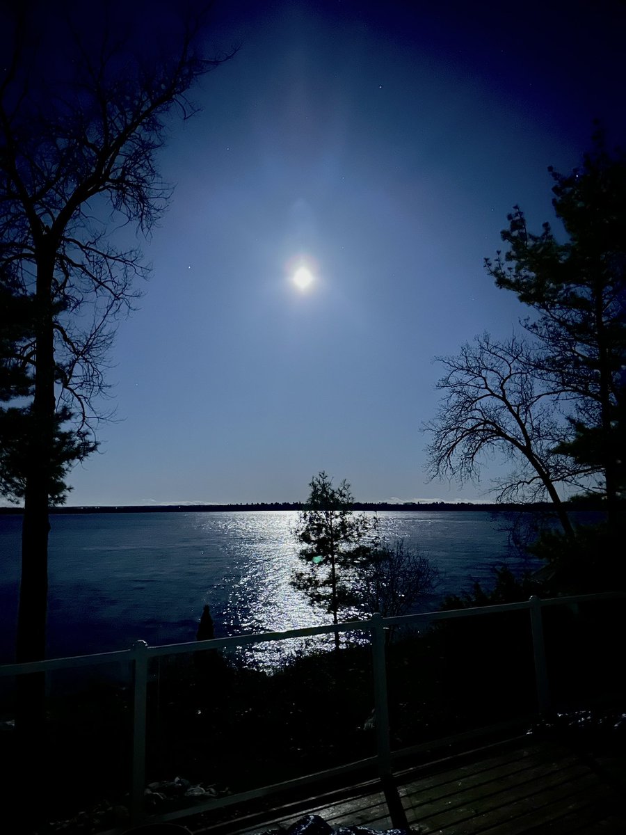 Sometimes waking up at 3am is ok. 

#GoodMorningEveryone #moon #StormHour #ShareYourWeather #Ottawa #Gatineau