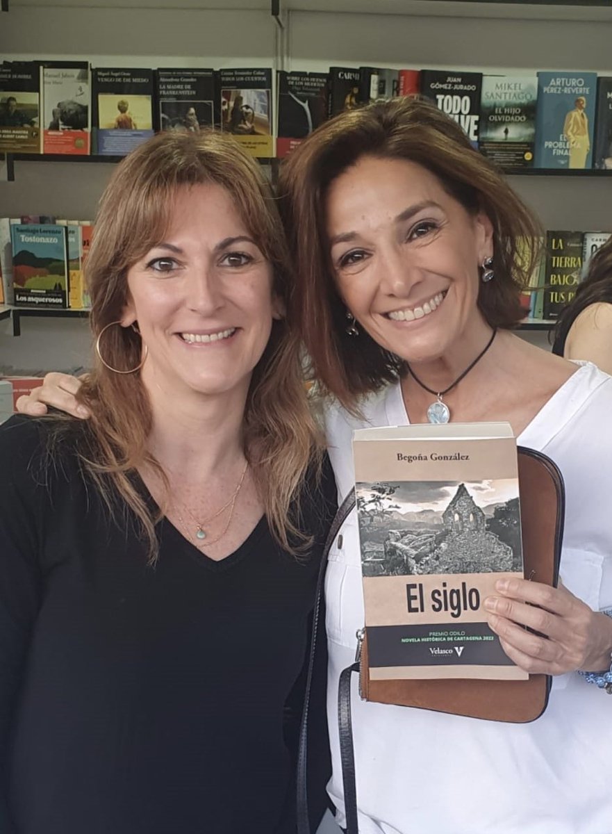 Qué tarde la del pasado sábado en la Feria de Alcalá de Henares. En la caseta de @OdiseaMadrid22 fue un placer firmar El siglo arropada por mi querida librera y escritora @MariaJesMena y con la visita de otra amiga y escritora como @SandraAza7 
La feria os espera hasta 5 de mayo.