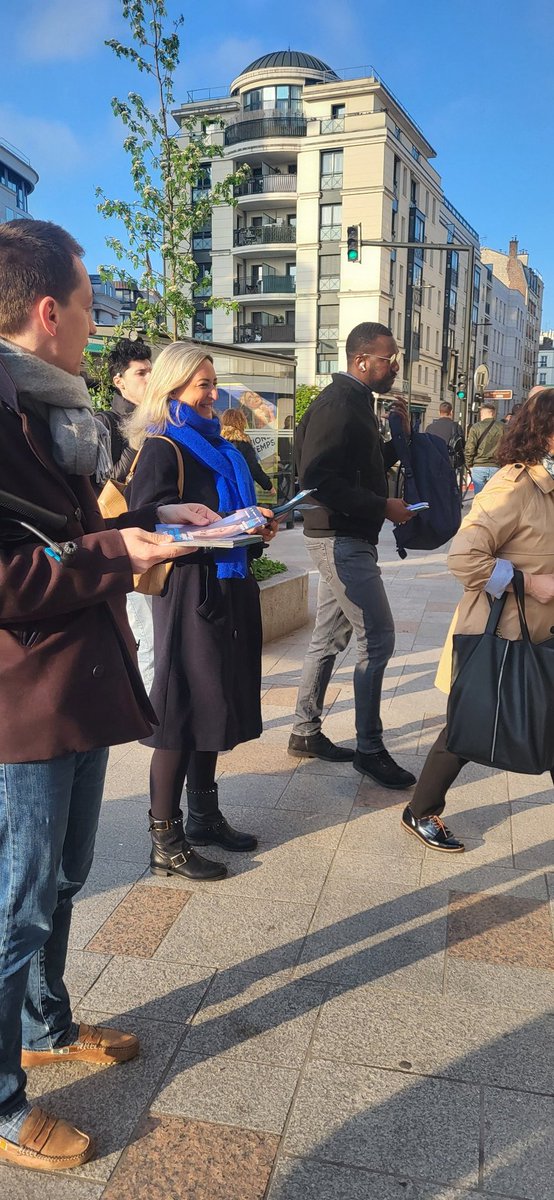 🇪🇺 Ce matin en gare de #Clichy #Levallois pour parler d' #Europe 🇪🇺 avec les franciliens ! Le 9 juin nous aurons #BesoinDEurope ! Nous sommes mobilisés autour de @ValerieHayer !