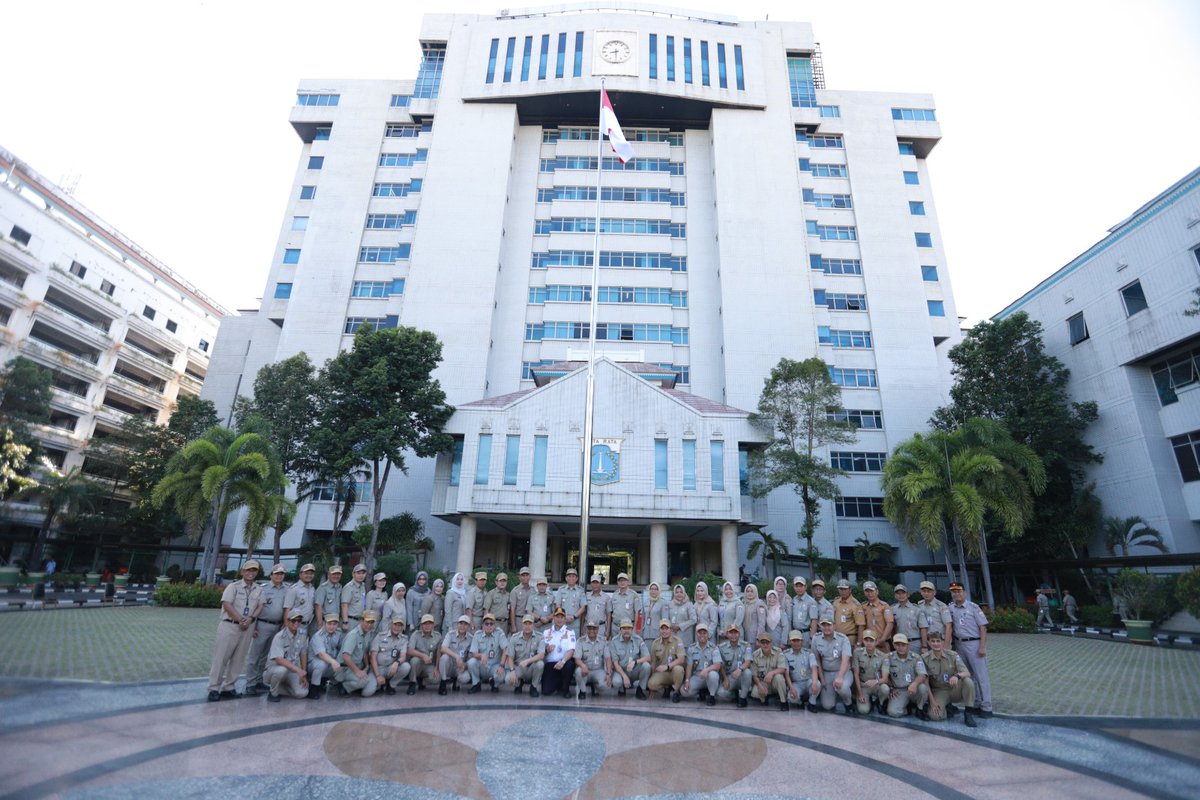 #SobatJakut, apel pagi perdana usai cuti lebaran diwarnai dengan acara halalbihalal yang dihadiri oleh seluruh ASN

utara.jakarta.go.id/berita/halalbi…

#PemprovDKIJakarta #PemkotJakut #JakartaUtaraBisa #SuksesJakartauntukIndonesia #JakartaUtara #ApelPagi #HalalBihalal #ASN