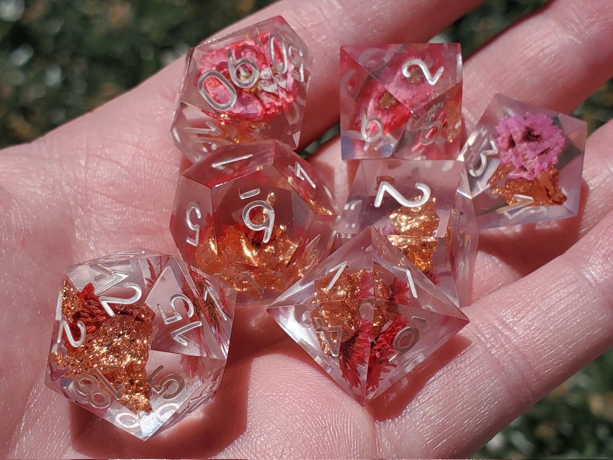 GeekMeUp_Scotty's tweet photo. Gilded Flora, a set with copper flake and red to pink flowers. 

#dnd #dice #dungeonsanddragons #ttrpg #handmadedice #sharpedgedice #floraldice https://t.co/RG9wRX11DF