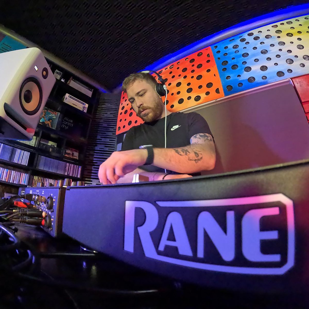 Emre ve yakın arkadaşı @RaneDJ Seventy-Two MKII ile tanışın! 🎚️ 📸 IG/emreoguzkan 🔗 compel.com.tr/dj-urunleri/88… #Compel #Rane