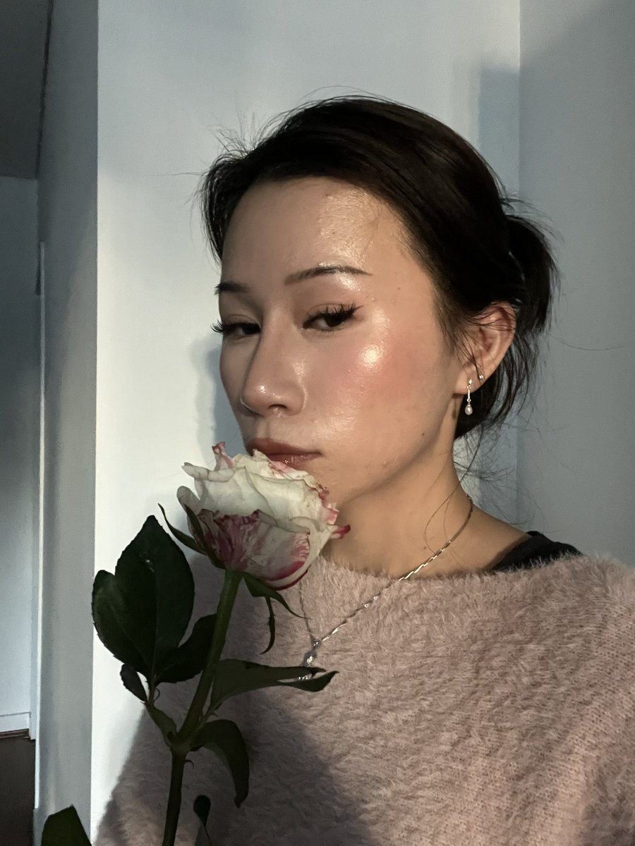 meiiitsu's tweet photo. sun and roses (*ᴗ͈ˬᴗ͈)ꕤ*.ﾟ https://t.co/L9vjUCvaox