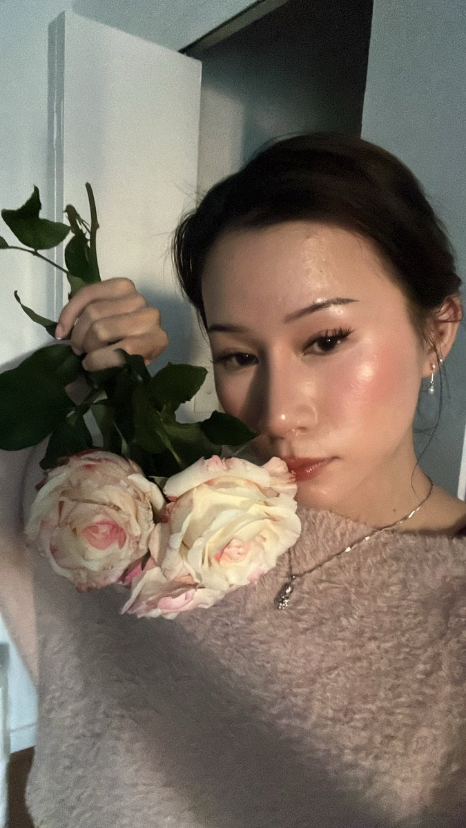 meiiitsu's tweet photo. sun and roses (*ᴗ͈ˬᴗ͈)ꕤ*.ﾟ https://t.co/L9vjUCvaox