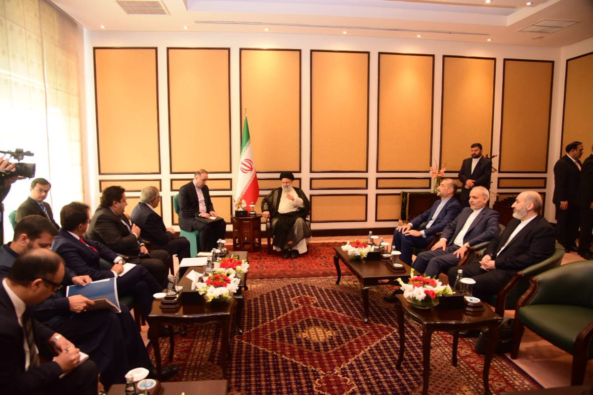 Foreign Minister Ishaq Dar @MIshaqDar50 today called on Iranian president Dr. Seyyed Ebrahim Raisi @raisi_com. They emphasized the importance of enhanced efforts to further consolidate bilateral relations in all areas of cooperation. They also discussed regional and global