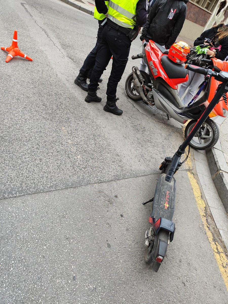 En #VMP siempre con casco, no circules por calles peatonales y aceras ❌ y enciende las luces 💡para ser más visible. 
#Albacete #CercaDeTi #Comprometidoscontigo