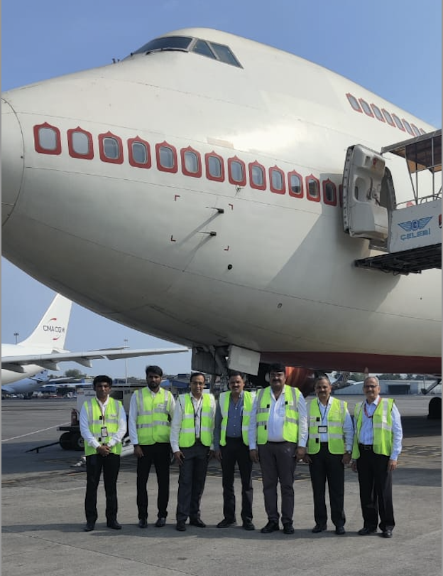 First of four (ex Air India) Boeing 747-400 aircraft departs India dlvr.it/T5qr3R via @LiveFromALounge