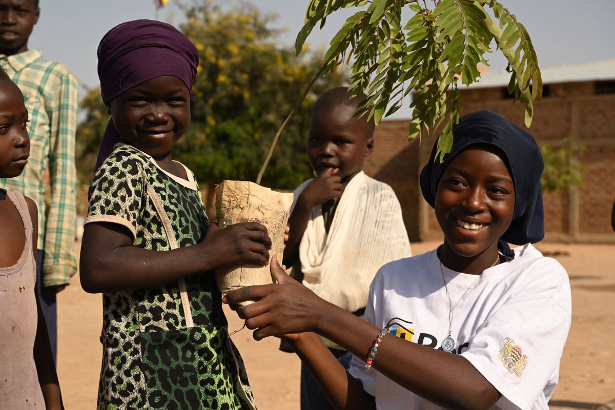 La crise climatique n’a pas seulement une incidence sur la planète : elle bouleverse aussi la vie des enfants. À l’occasion de la #JournéemondialedelaTerre, découvrez l'engagement des organisations de jeunes au #Tchad pour la planète🌱 👉🏽 uni.cf/3RvRVDa #EarthDay