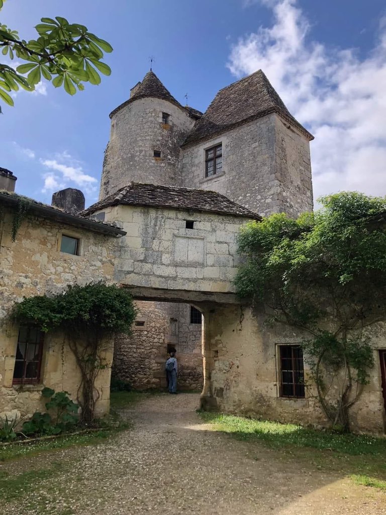 Le château de Montaigne se situe sur la commune de Saint-Michel-de-Montaigne, dans le département français de la Dordogne. Maison forte du XIVe siècle, qui fut la demeure familiale du philosophe et penseur de la Renaissance. Ici la célèbre tour de la librairie.