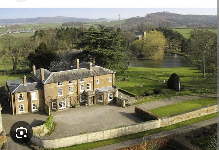 MartinDochert12's tweet photo. On the left is Sunak's  constituency house, part of his £15,000,000 portfolio. On the right is the property that, this peevish little prick is obsessed with, because he thinks the owner just might owe £1500 CGT on it. What an absolute abomination of a man. https://t.co/uVgVuEHTKf