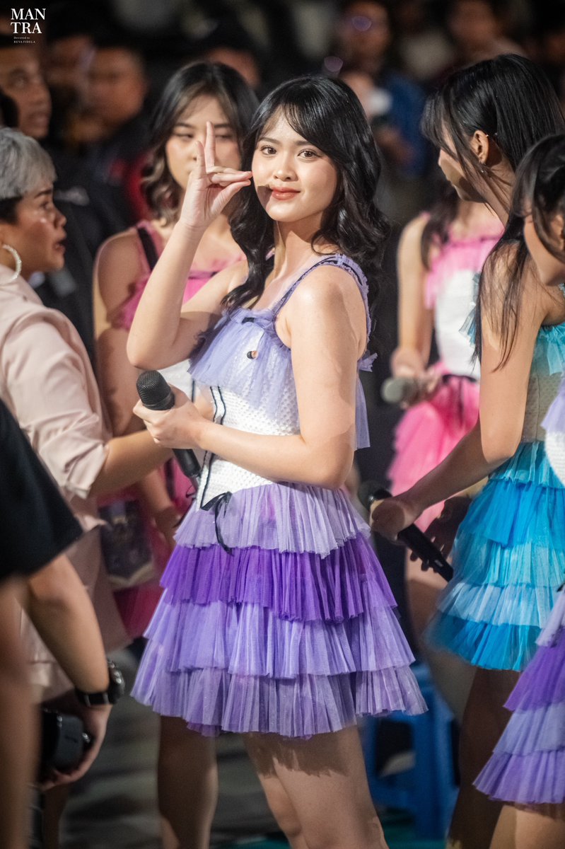 MantraRF's tweet photo. 👾🤗

Fun Volley Ball, Indonesia Arena GBK

200424
#RevaFidela #MantraRF #JKT48 https://t.co/6qjqOIbIws