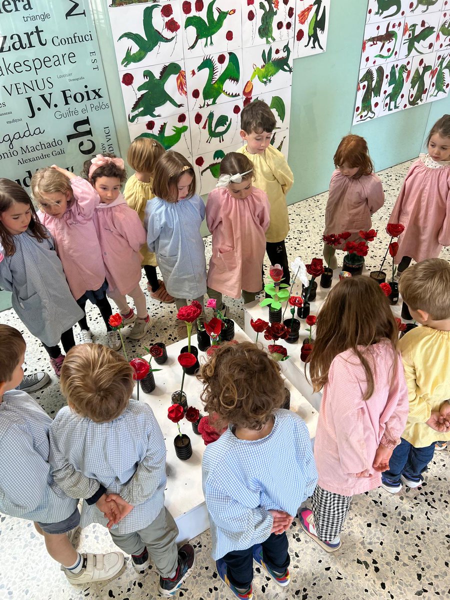 Infantil es prepara per gaudir de la diada de Sant Jordi 🌹!
Han anat a veure l’exposició de dibuixos d’alumnes de Primària i 1r d‘ESO.