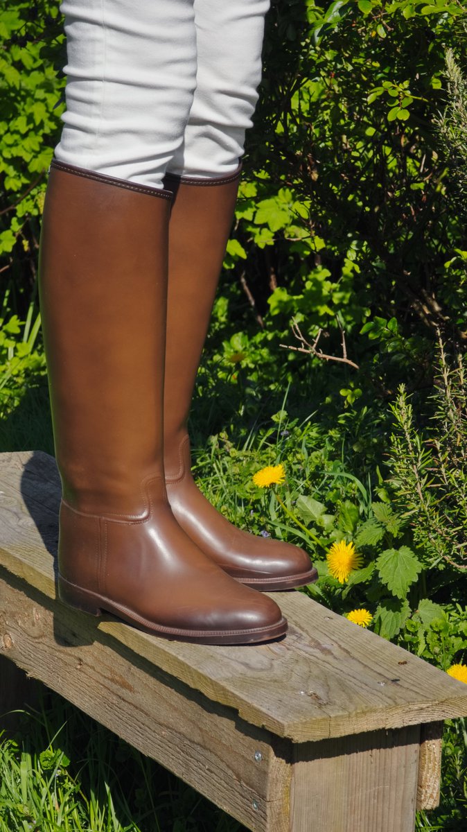 Happy Monday everyone. It's going to be a cold and wet week in western Europe. Make the most of it by wearing your beloved wellies and boots! 🥰

#Aigle #FrenchFootwear #Riding #Boots #RidingBoots #Tall #Reitstiefel #Awesome #Stunning #BeSeen #Standout #DareToBeDifferent