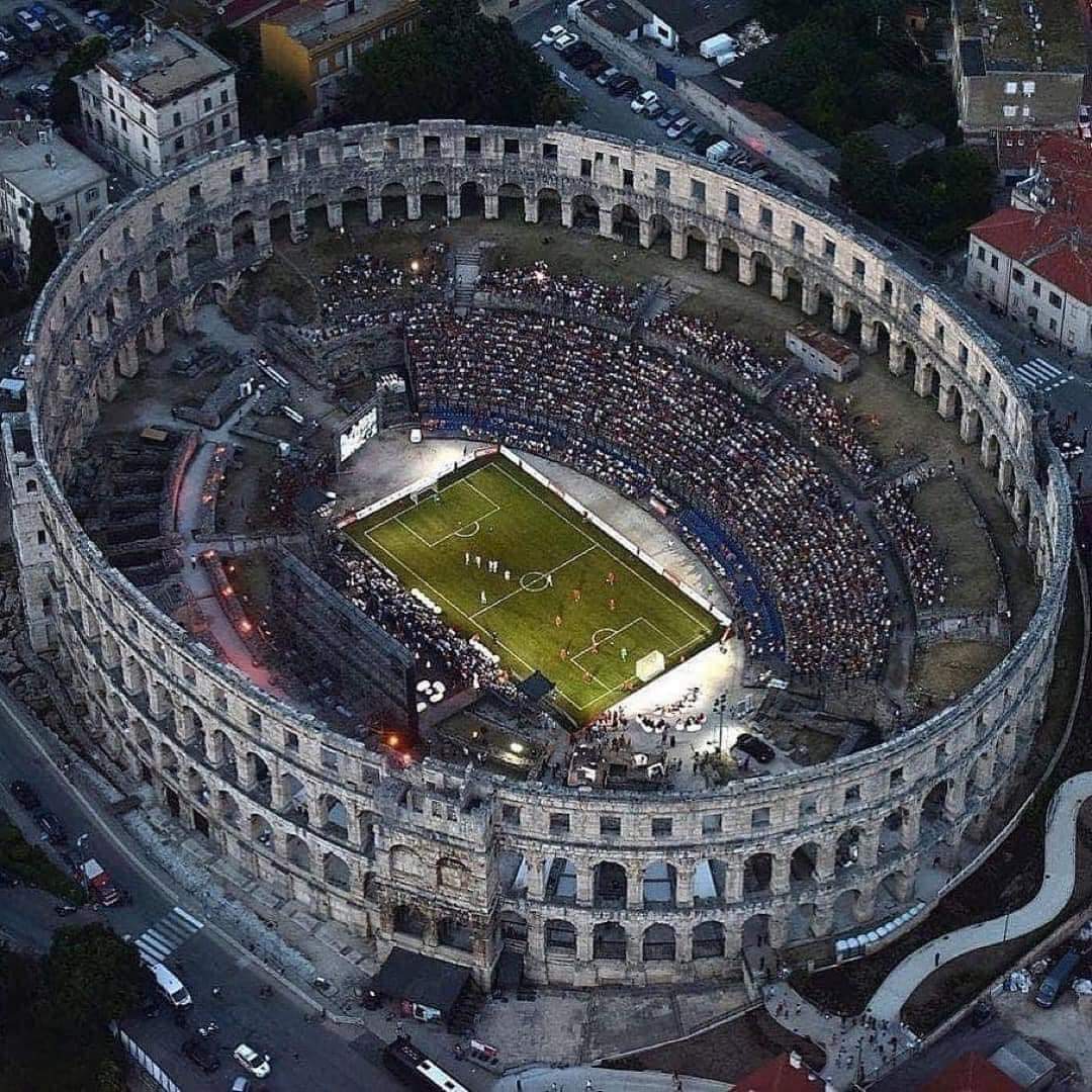 Esto es Pula, Croacia. Ahora dime qué no te gustaría estar viendo un partido en este anfiteatro romano