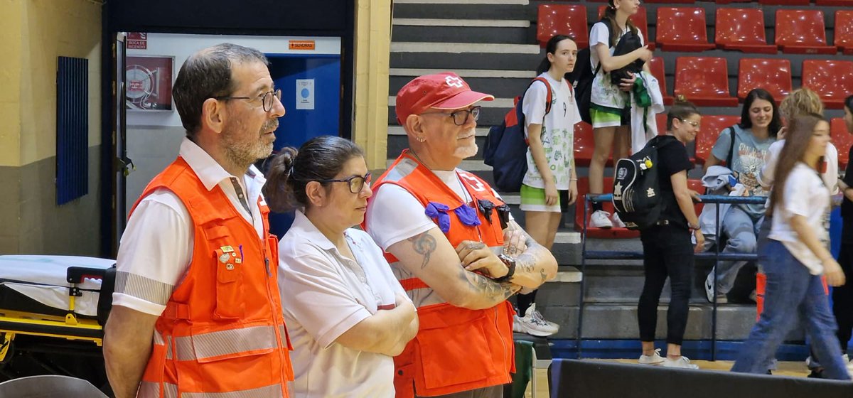 [#PreventivosCruzRoja]🚑
El pabellón Puerta de Santa María de #CiudadReal acogió durante el fin de semana las fases finales de la Liga UCLM U18 de Baloncesto de Castilla-La Mancha. Allí estuvo nuestro #voluntariado del área de Socorros, preparado para atender cualquier emergencia