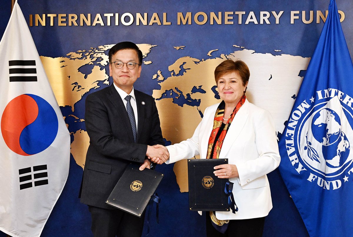 Deputy Prime Minister Choi Sang-mok attended the signing ceremony of a grant agreement for the #IMF's Poverty Reduction and Growth Trust (#PRGT), totaling $55.96 million through 2027, with IMF Managing Director Kristalina Georgieva in Washington, D.C. on April 20.