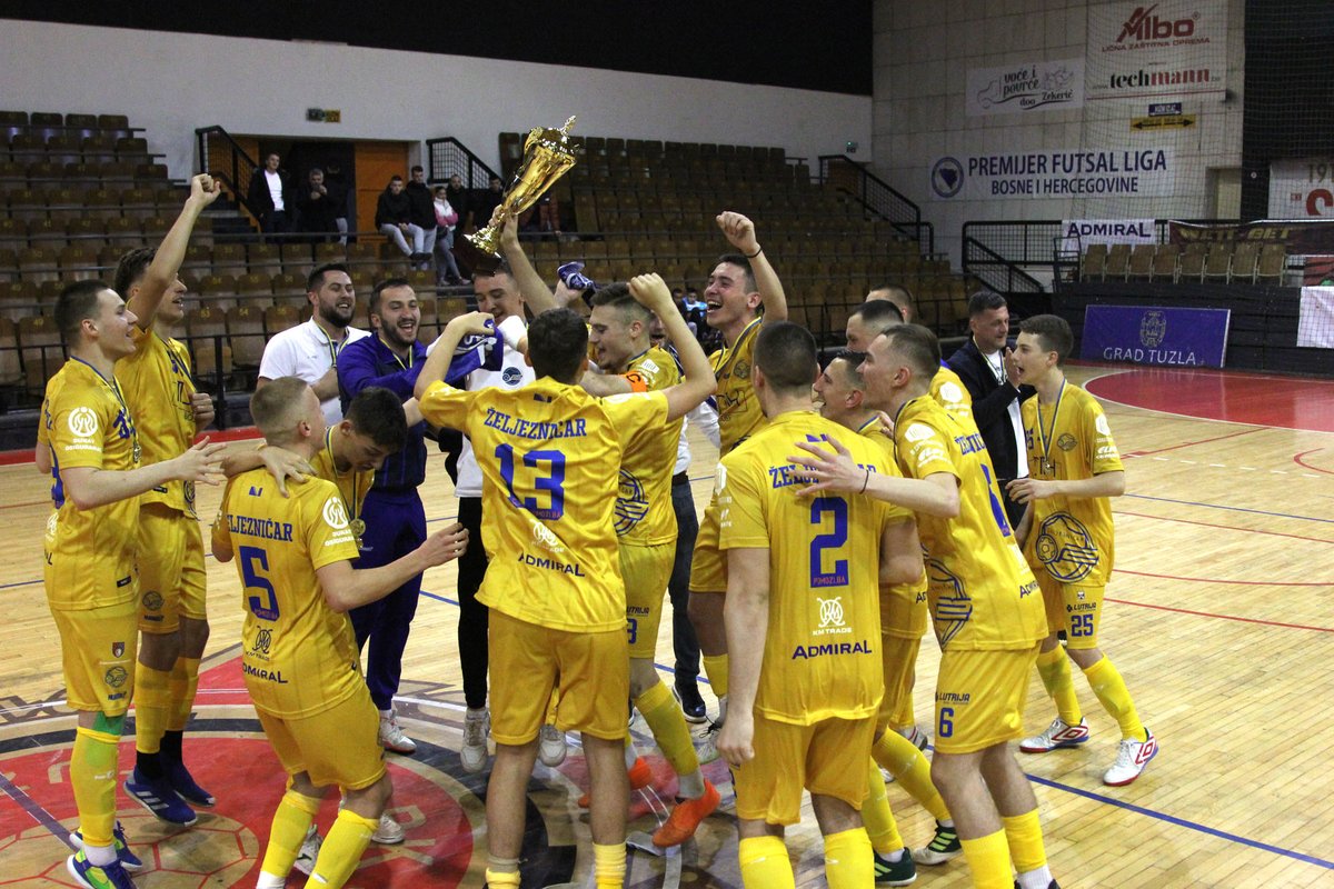 Ovog vikenda u dvorani „Mejdan“ u Tuzli održan je završni turnir Premijer futsal U-19 lige Bosne i Hercegovine 2023/24, na kome su u finalu mladi futsaleri Željezničara sa ubjedljivih 6:1 pobijedili ekipu Brotnja iz Čitluka. nfsbih.ba/vijesti/futsal…