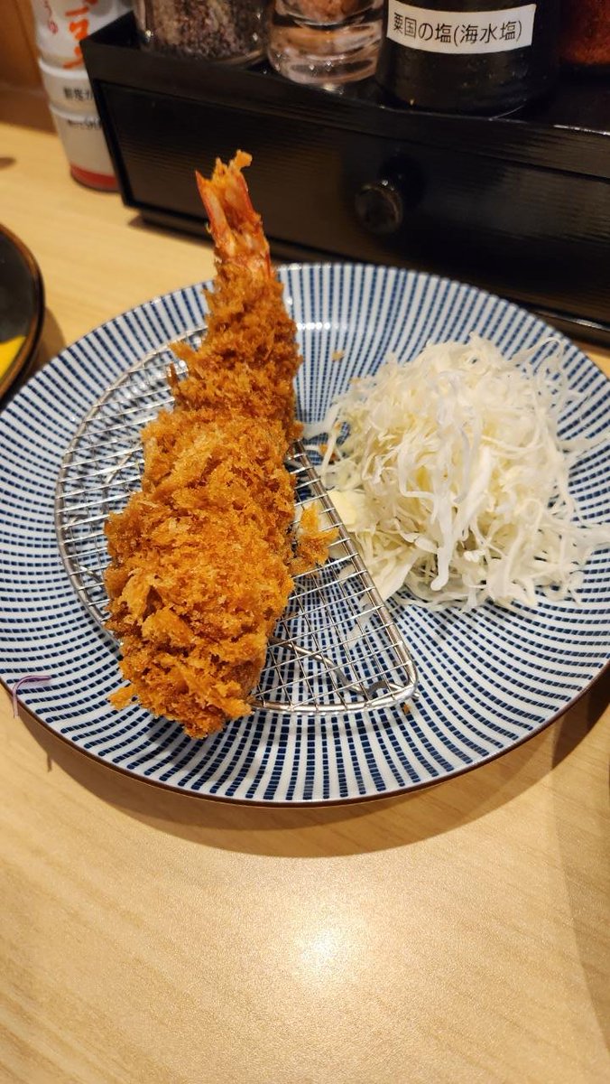 If you feel like savouring a real tonkatsu in Tokyo, my recommendation is Aoki 檍 Aoki has many branches, including Haneda Innovation center. Once you have a bite, you'll never utter, 'Where is the pork?', since they've got plenty of it 😁 Fried prawn is also my favorite 😍