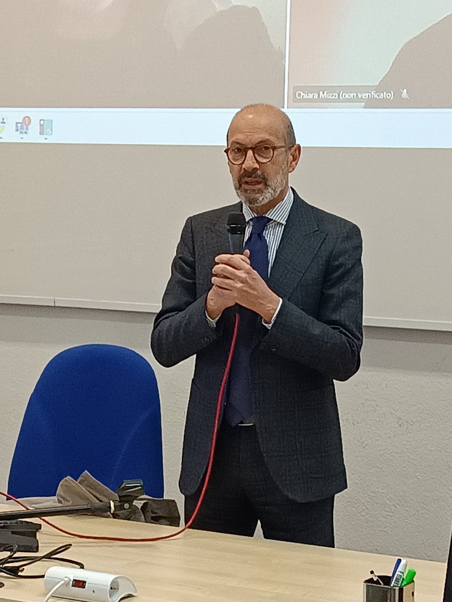 #CodingGirls atterra a Cagliari. Inizia l'hackathon di #ItaliaLab con <a href="/microsoftitalia/">Microsoft Italia</a>.🤖
Gianni Fenu, vicerettore Università degli Studi di Cagliari ai 115 studenti partecipanti: "Divertitevi e impegnatevi... e ricordatevi che l'impegno é sorriso e intelligenza" 😊🧠
<a href="/fmdigitale/">Fond. Mondo Digitale</a>