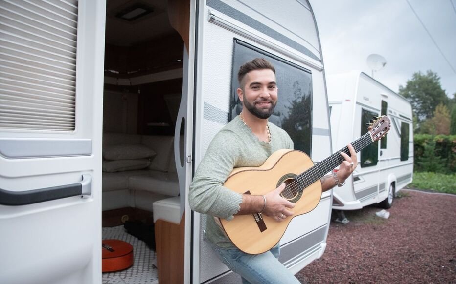 Biscarosse (40) : Kendji Girac grièvement blessé par balle cette nuit sur une aire d'accueil de gens du voyage. L'AFP l'annonce entre la vie et la mort, BFM indique que ses jours ne sont plus en danger fdesouche.com/2024/04/22/bis…