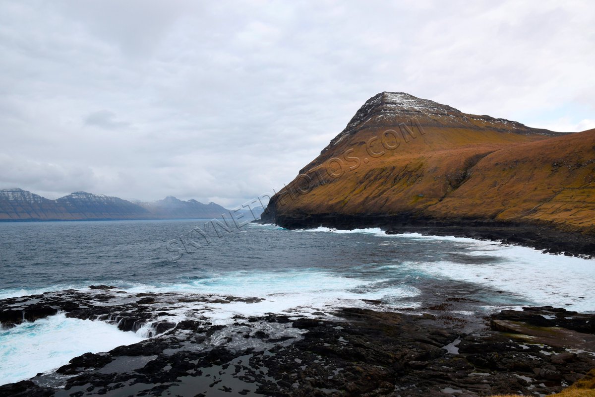 #nature #landscape #mountains #faroeislands #denmark #travel #coast #rocks #wallpaper 
Stunning view of mountains, rocky coast and sea waves near the Gjogv village, Faroe Islands 
skynetphotos.com/en/photos/1044…