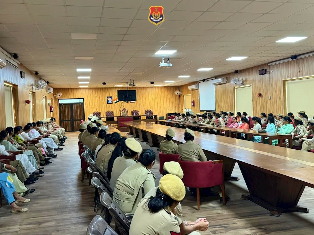 Ludhiana_Police's tweet photo. ਲੁਧਿਆਣਾ ਪੁਲਿਸ ਵਲੋ ਮੁਲਾਜ਼ਮਾਂ ਦੇ ਮਨੋਬਲ ਨੂੰ ਉੱਚਾ ਚੁੱਕਣ ਲਈ ਵੈੱਲਫੇਅਰ ਮੀਟਿੰਗ ਕੀਤੀ ਗਈ ਅਤੇ ਉਹਨਾਂ ਦੀਆਂ ਦੁੱਖ ਤਕਲੀਫਾਂ ਸੁਣੀਆਂ ਗਈਆਂ।
#ForceIsFamily
#PoliceWelfare
#BoostingMorale https://t.co/gc7JxKqRe5
