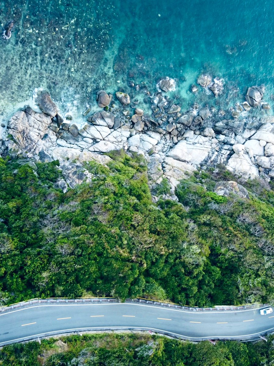 🌊🚗🌴Take a leisurely drive along the beautiful coastal road in Yalong Bay to relax and enjoy the vast sea views and distant mountains. Perfect for a peaceful getaway! #ScenicDrive #RelaxationVacation