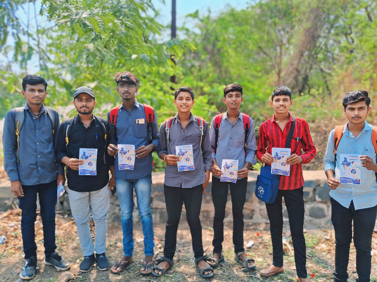 abvplatur's tweet photo. अखिल भारतीय विद्यार्थी परिषद निलंगा शाखेच्यावतीने  महाराष्ट्र महाविद्यालय निलंगा येथे"मतदान जनजागृती अभियानाचे" पोस्टर अनावरण करण्यात आले, तसेच पत्रक वाटून मतदान याविषयी माहिती दिली. त्याच बरोबर I T I महाविद्यालय निलंगा, व बस स्थानकावर पत्रक वाटप करण्यात आले. https://t.co/qINf5UApQF
