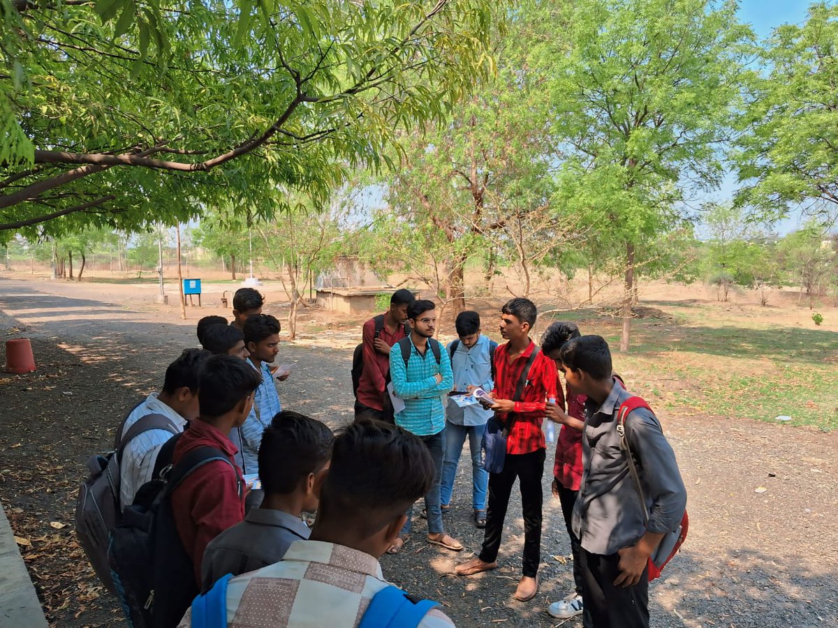 abvplatur's tweet photo. अखिल भारतीय विद्यार्थी परिषद निलंगा शाखेच्यावतीने  महाराष्ट्र महाविद्यालय निलंगा येथे"मतदान जनजागृती अभियानाचे" पोस्टर अनावरण करण्यात आले, तसेच पत्रक वाटून मतदान याविषयी माहिती दिली. त्याच बरोबर I T I महाविद्यालय निलंगा, व बस स्थानकावर पत्रक वाटप करण्यात आले. https://t.co/qINf5UApQF