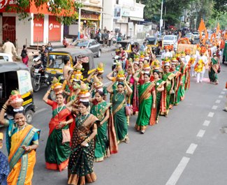 Grand ‘Sanatan Gaurav Dindi’ in Pune on the occasion of <a href="/SanatanSanstha/">Sanatan Sanstha</a>'s #SilverJubilee

9,000 devout Hindus witness the unique moments

Report : sanatanprabhat.org/english/99368.…

#SanatanSanstha_25Years

Dindi’s features: Saffron flags, warkaris carrying taal-mridung, self-defence