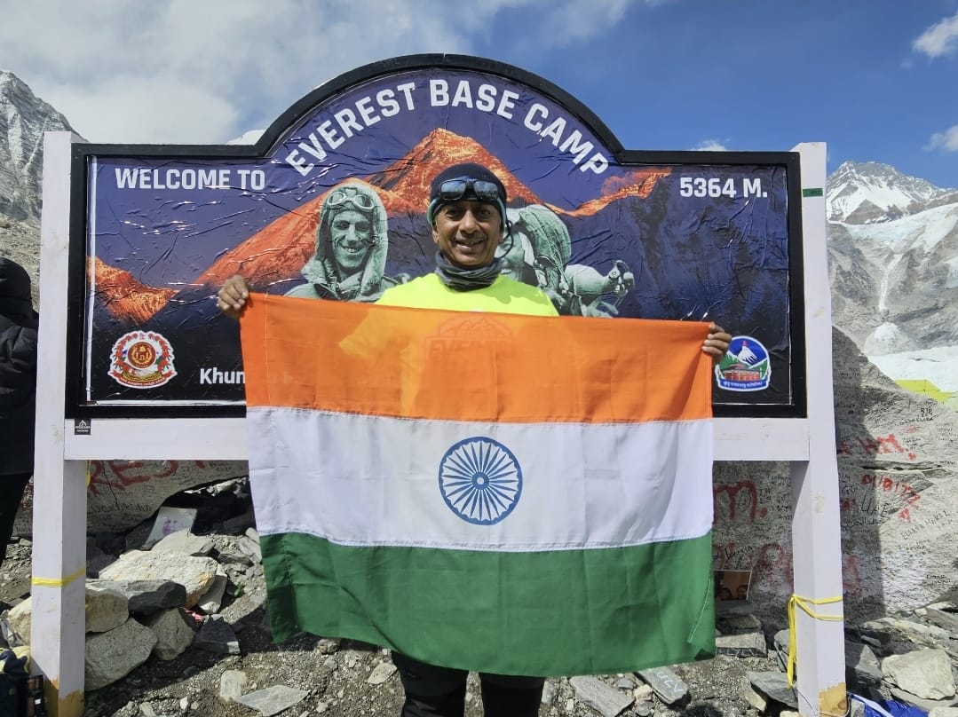 Infoworld_Pune's tweet photo. Day 7: Trekked from Dingboche to Lobuche (8 km, elevation gain 650m, reaching 5050m). Scenic initial path, challenging climb to Thokla Pass. Evening spent socializing in the heated dining area. Tomorrow's trek to EBC is crucial. One trekker evacuated due to health issues. https://t.co/v0w6TZOVdo