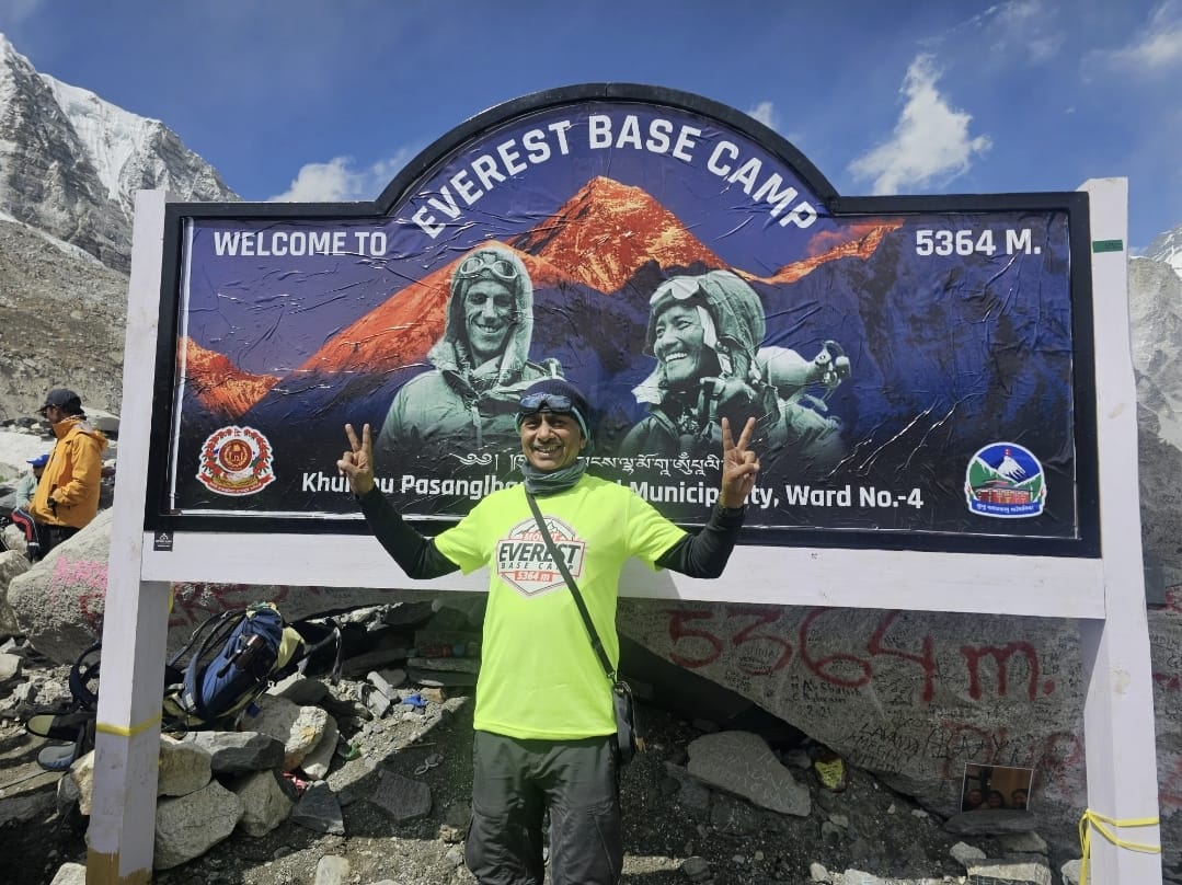 Infoworld_Pune's tweet photo. Day 7: Trekked from Dingboche to Lobuche (8 km, elevation gain 650m, reaching 5050m). Scenic initial path, challenging climb to Thokla Pass. Evening spent socializing in the heated dining area. Tomorrow's trek to EBC is crucial. One trekker evacuated due to health issues. https://t.co/v0w6TZOVdo