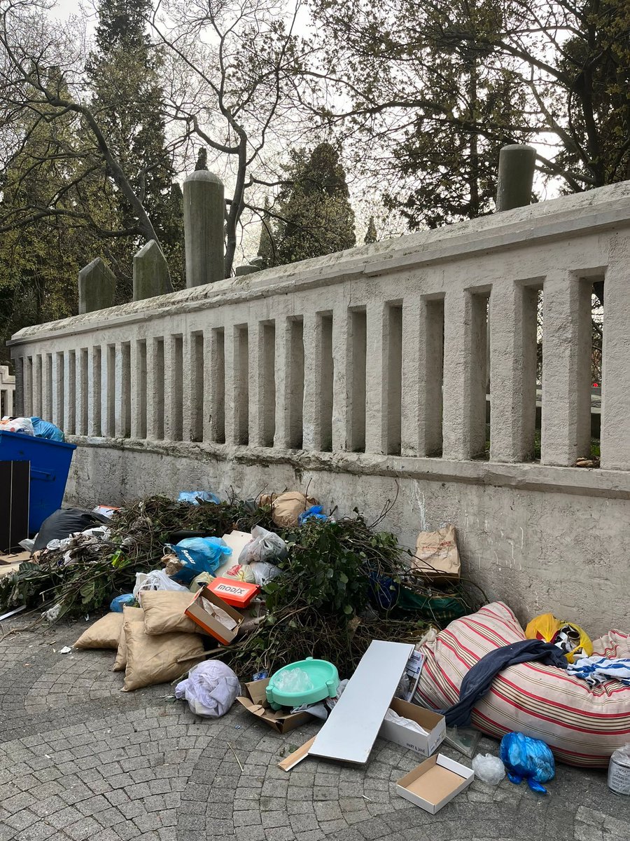 CHP ye geçen Üsküdar belediyesi ''ihtiyacın yoksa duvar kenarına bırak, ihtiyacın varsa duvar kenarından al'' sloganı ile yorgan kampanyası başlattı