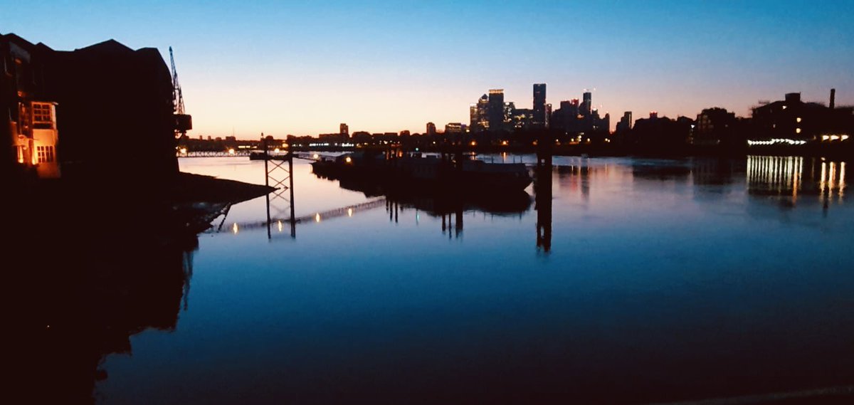 A beautiful London at 5:20am this morning… on my mates boat on the Thames… Captain Kidd pub in Wapping just on the left… Have a brilliant day everyone! @vickieflores @WappingLondon