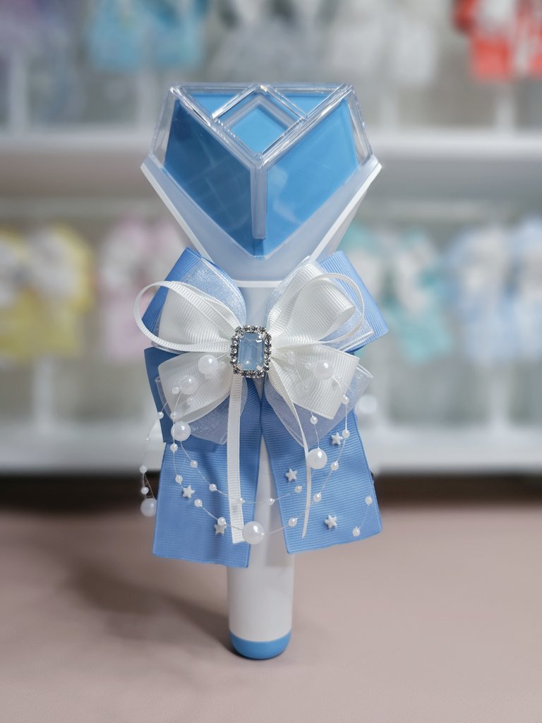 hashongland's tweet photo. 전국민 불효자메이커(?)로 유명하신
임영웅씨🩵 히어로 응원봉💙
대리효도 진행해보았습니다😁
어버이날 카네이션 대신
히어로봉에 리본을 달아드린답니다👍
임영웅 서울콘서트 상암콘에서 쓰신다는 
응원봉 리본🎀 건행💙 https://t.co/yMygKxNzyB