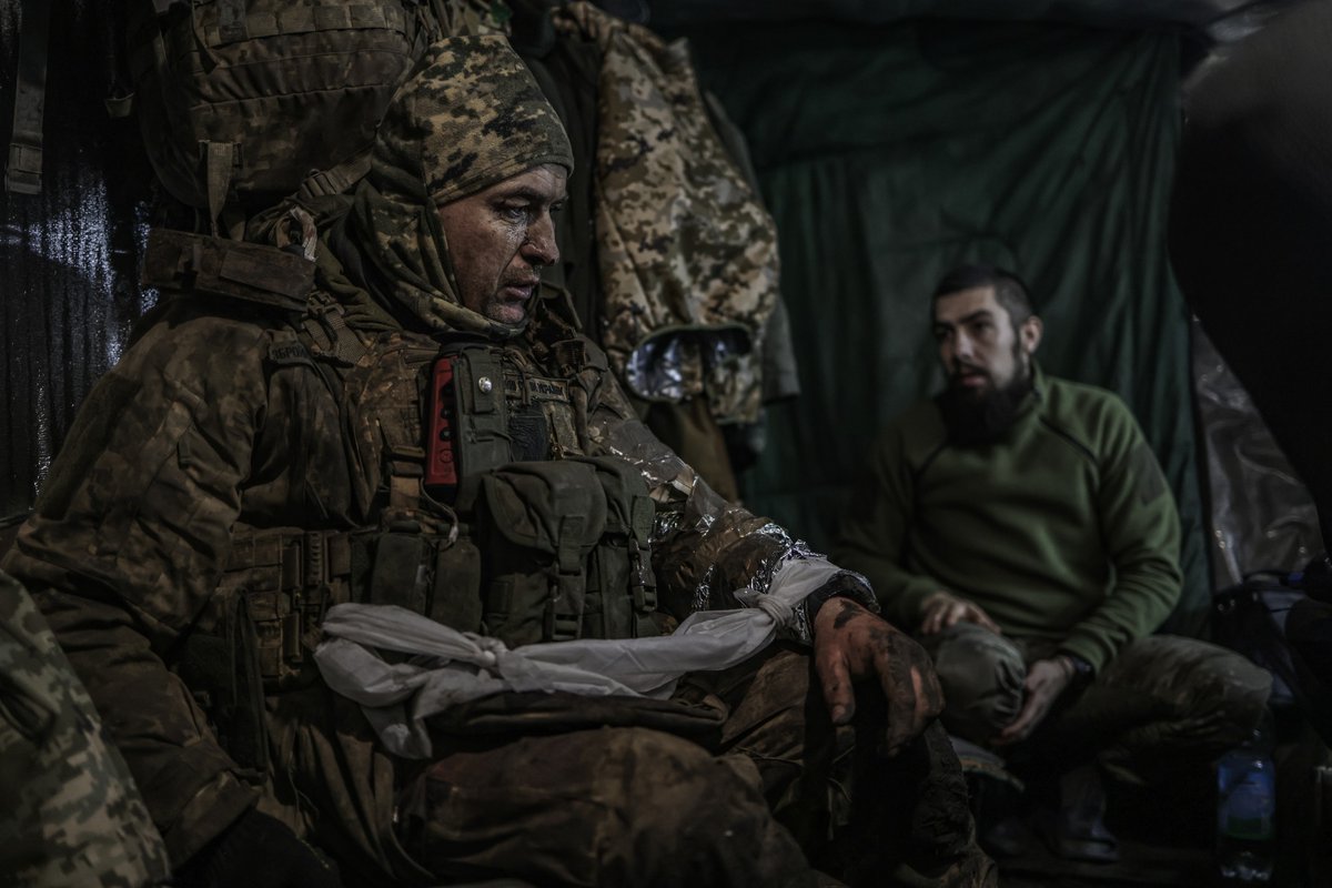 Images from Klishchiyivka near Bakhmut show legendary 93rd Bde's daily life holding trenches under siege: mine-ridden mud, poison gas grenades, scarce supplies. Their steely sacrifice holds freedom's last line, capturing war's horrors & resilient spirit🇺🇦🇺🇦 📷Marian Kushnir