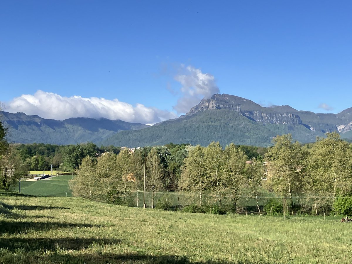 Don’t let the blue skies fool you, a chilly morning after overnight rain and a cool northerly airstream that will see snow return to the Pyrenees this week. Puigsacalm sporting an elegant plume of cloud around its summit, the Salt de Sallent, where I hiked yesterday, on the left.