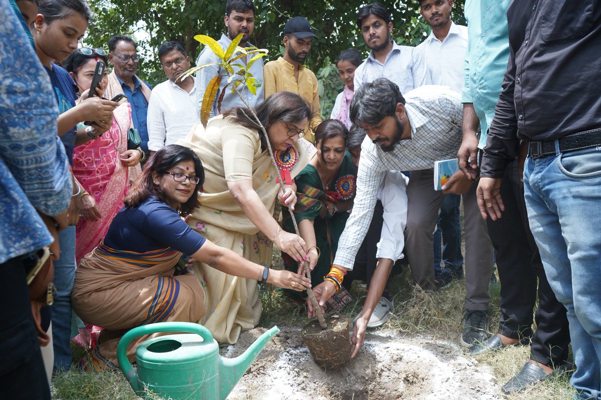 पृथ्वी दिवस के उपलक्ष्य में  गोरखपुर विश्वविद्यालय में संगोष्ठी का आयोजन किया गया। जिसमें मुख्य अतिथि के रूप में गोरखपुर विश्वविद्यालय की कुलपति प्रो पूनम टंडन जी मुख्य वक्ता के रूप में उपस्थित रहीं । संगोष्ठी के बाद पौधारोपण तथा पक्षियों के लिए पानी के पात्र रखे गए ।
#EarthDay